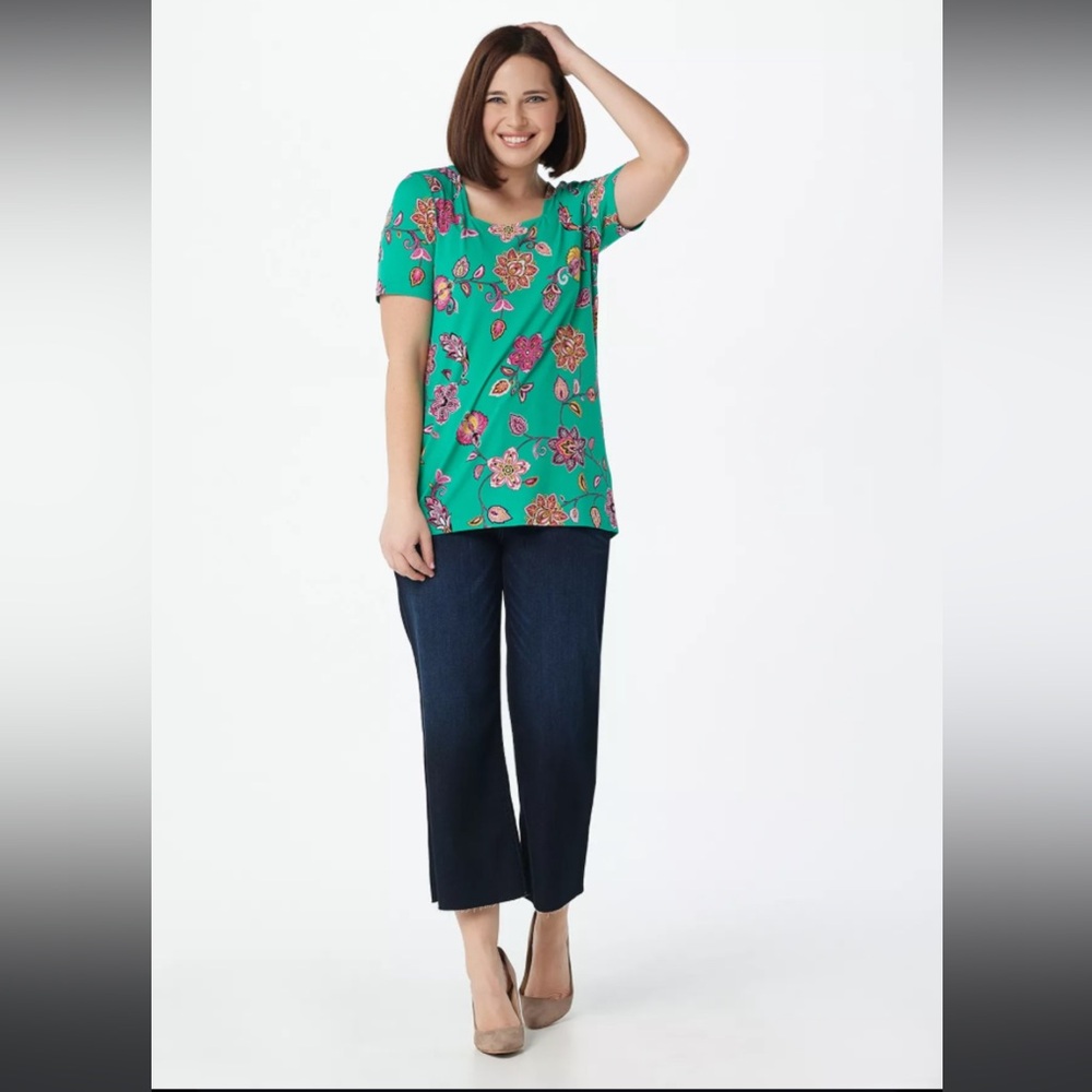 ✨ Susan Graver Floral Top – Vibrant & Flowy ✨